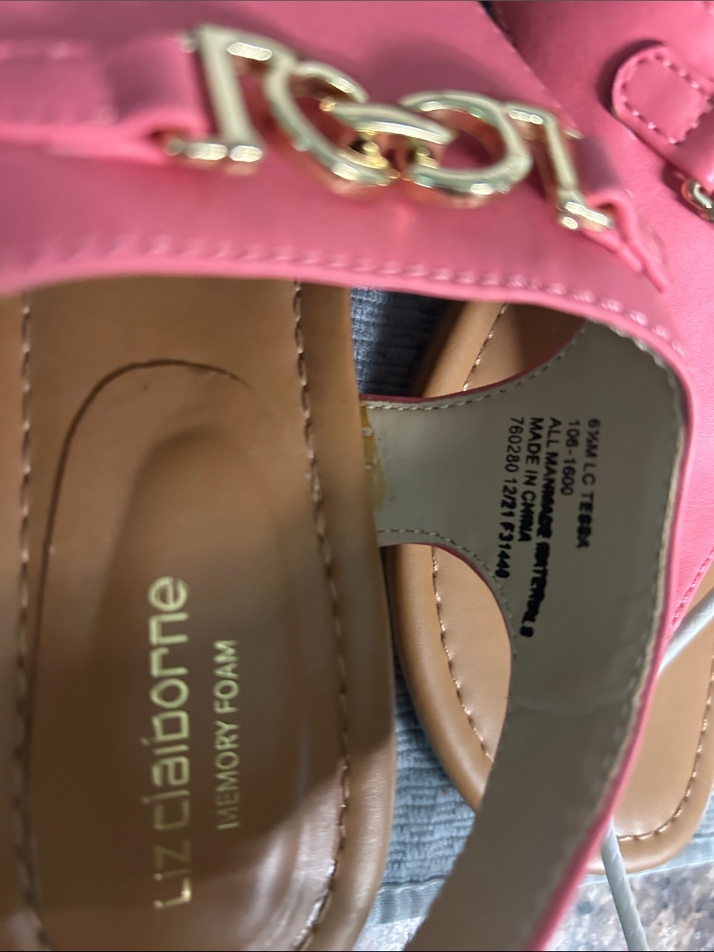 Liz Claiborne Coral Pink Thong Sandals with Gold Hardware - Picture 2 of 8